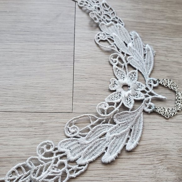 Grey floral lace choker necklace with star pendant - Picture 3 of 5